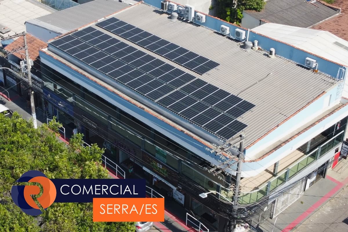 Painéis solares instalados no telhado de um estabelecimento comercial