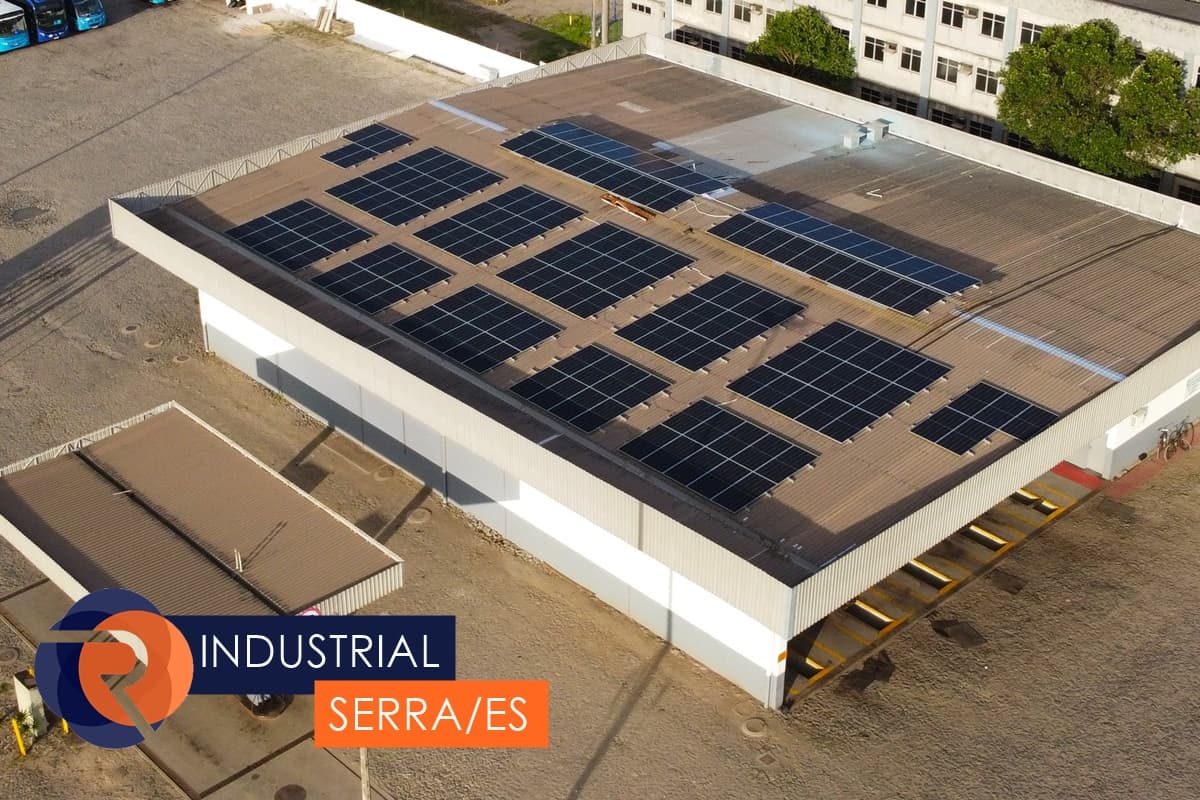 Usina fotovoltaica industrial com grande quantidade de painéis solares