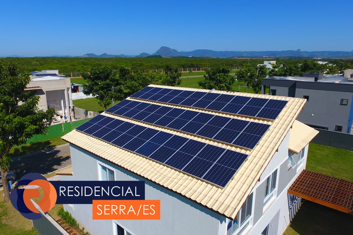 Sistema de energia solar residencial instalado em telhado de uma casa no Espírito Santo